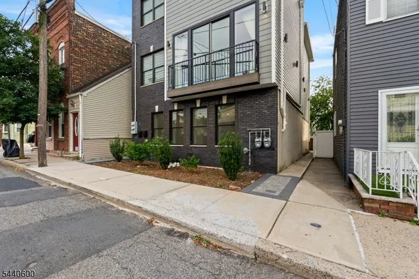 $3,950 | 285 Lembeck Avenue, Unit 1, Jersey City, NJ 07305