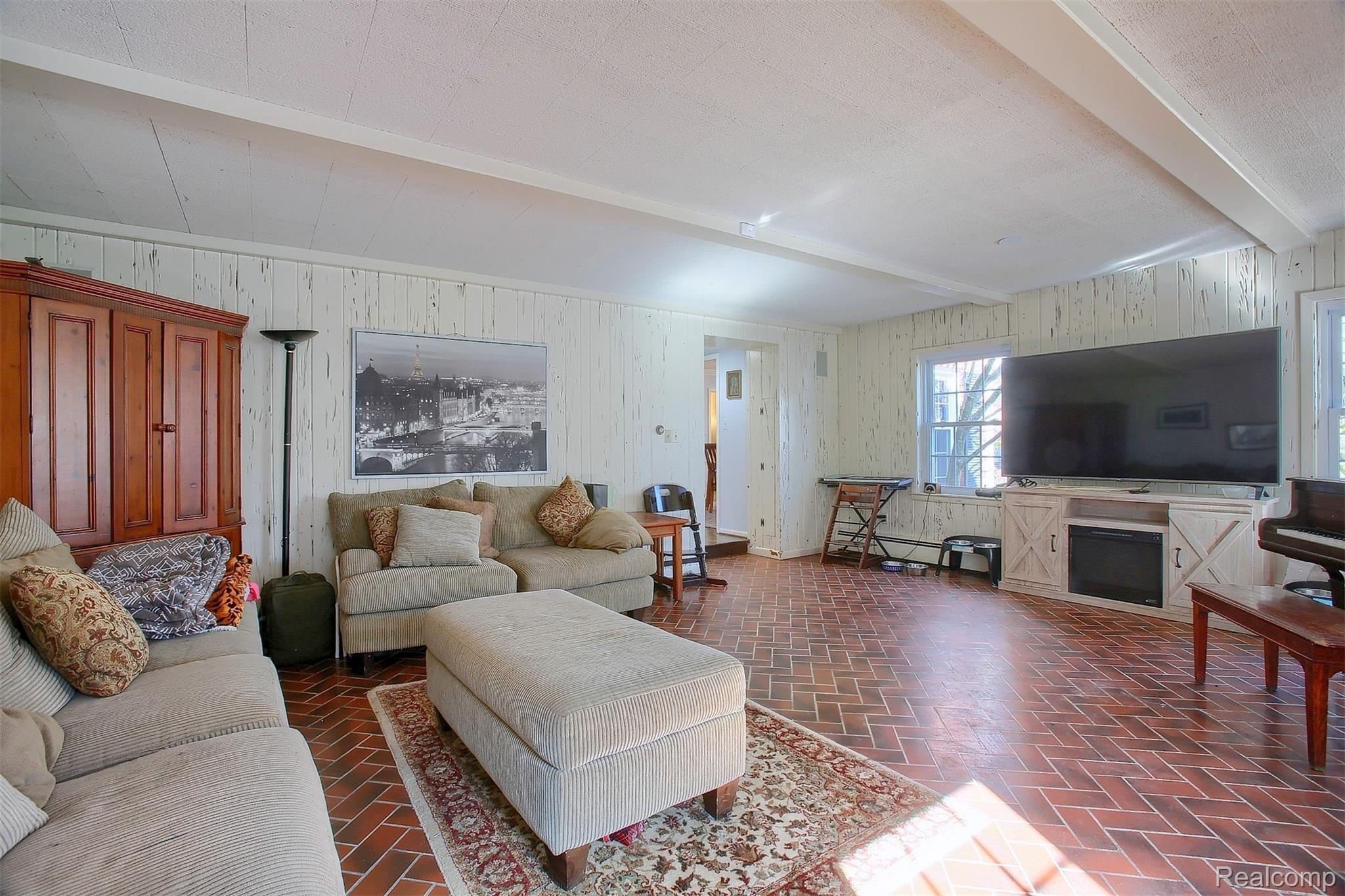 291 Touraine Road Grosse Pointe, MI 48236 - Photo 17 of 35 20-Family Room 3rd View.jpg