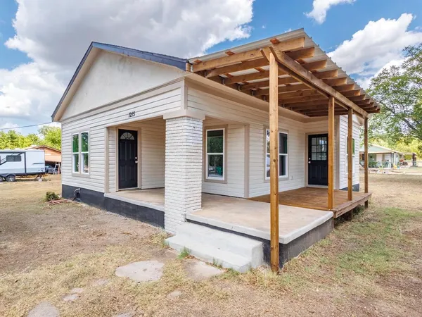 a view of a house with backyard and porch