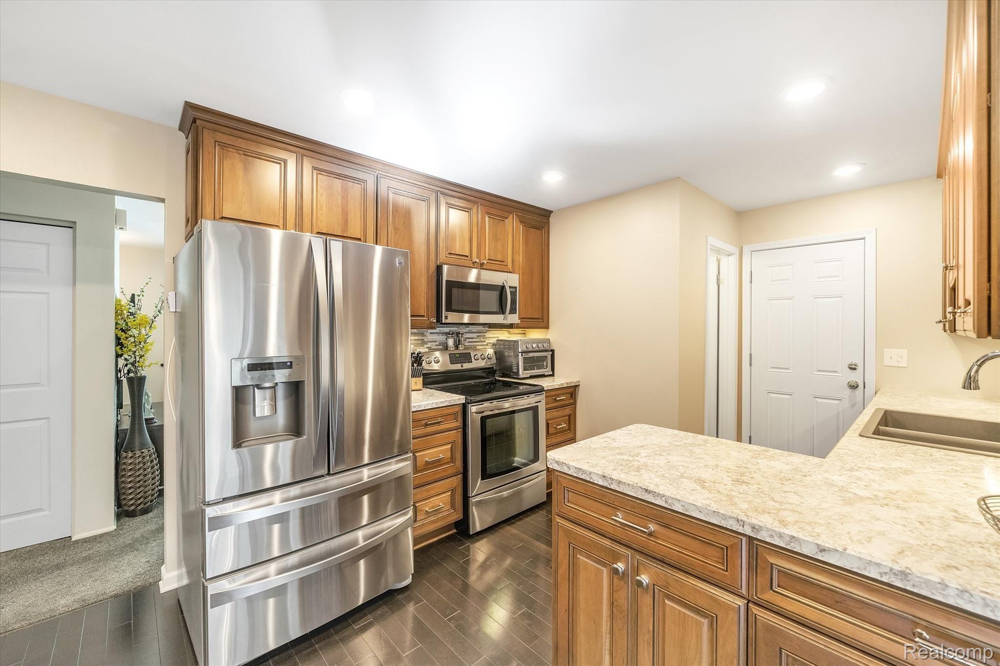 7324 Runyan Lake Road Fenton, MI 48430 - Photo 10 of 34 12-7324-Runyan-Lake-Rd-48430-WindowStill-Real-Estate-Photography-12.jpg