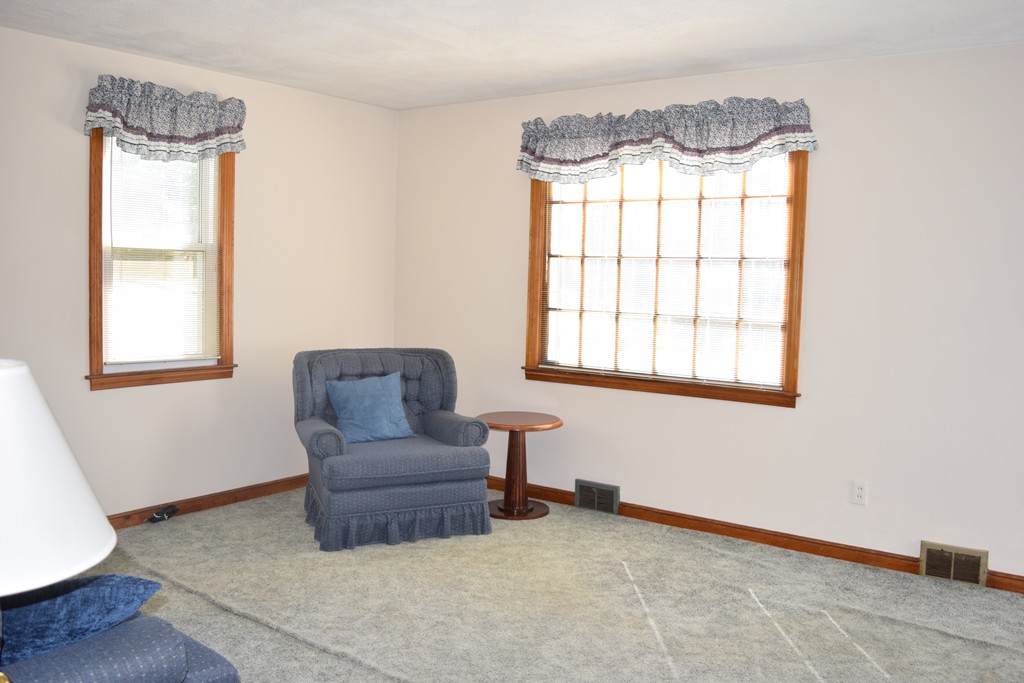 154 Kings Grant Road Marlborough, MA 01752 - Photo 2 of 16 Gallery Image 2