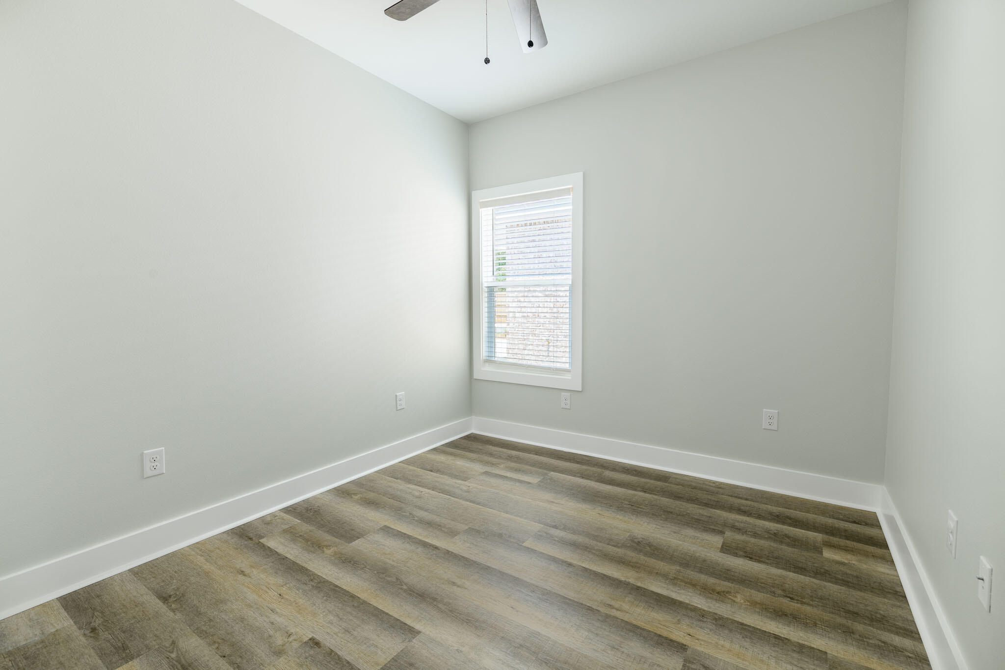 107 Clearing Way Valparaiso, FL 32580 - Photo 11 of 22 a view of room and window