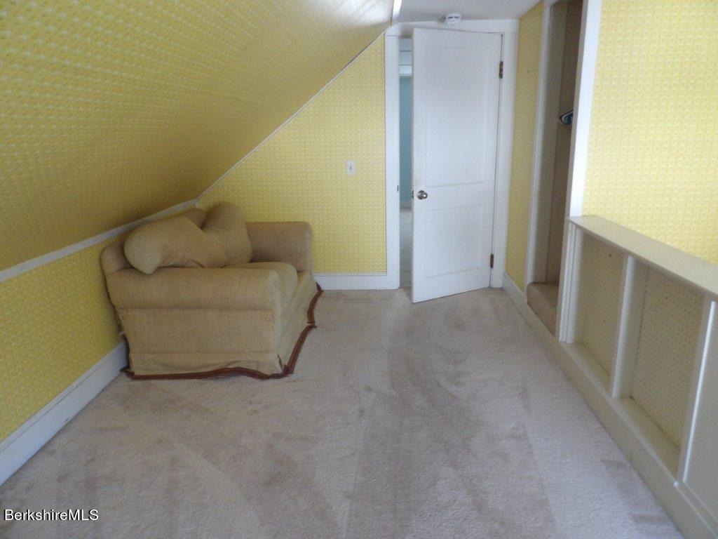 64 Cleveland Street Pittsfield, MA 01201 - Photo 20 of 32 a entryway with a couch