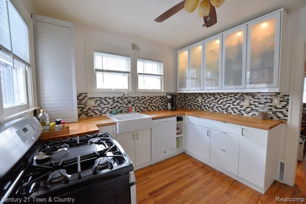 18618 Farmington Road Livonia, MI 48152 - Photo 6 of 43 Gas stove; period-type sink; interior cabinet lighting.