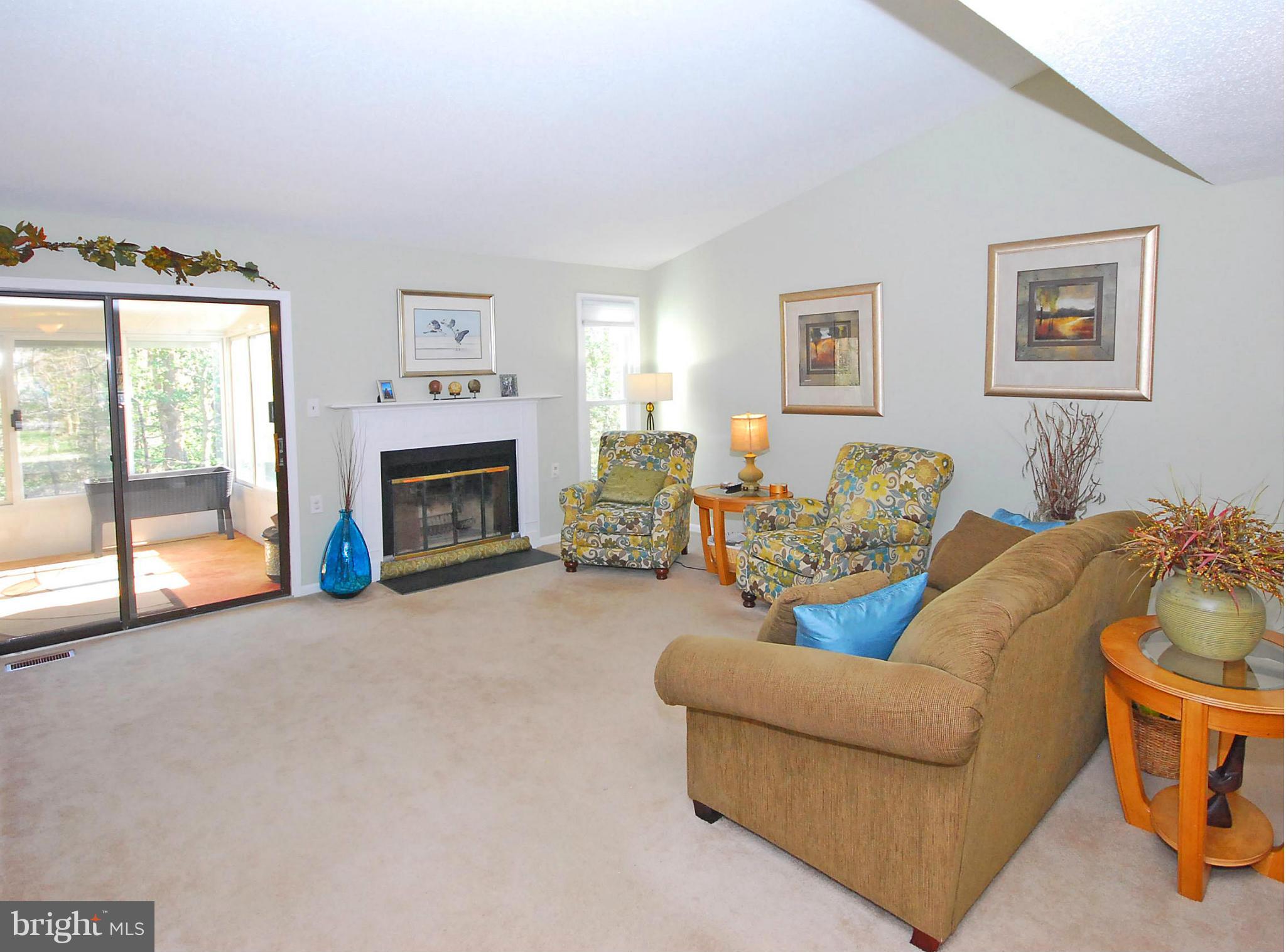 2595 Golfers Ridge Road Annapolis, MD 21401 - Photo 4 of 29 Living Room