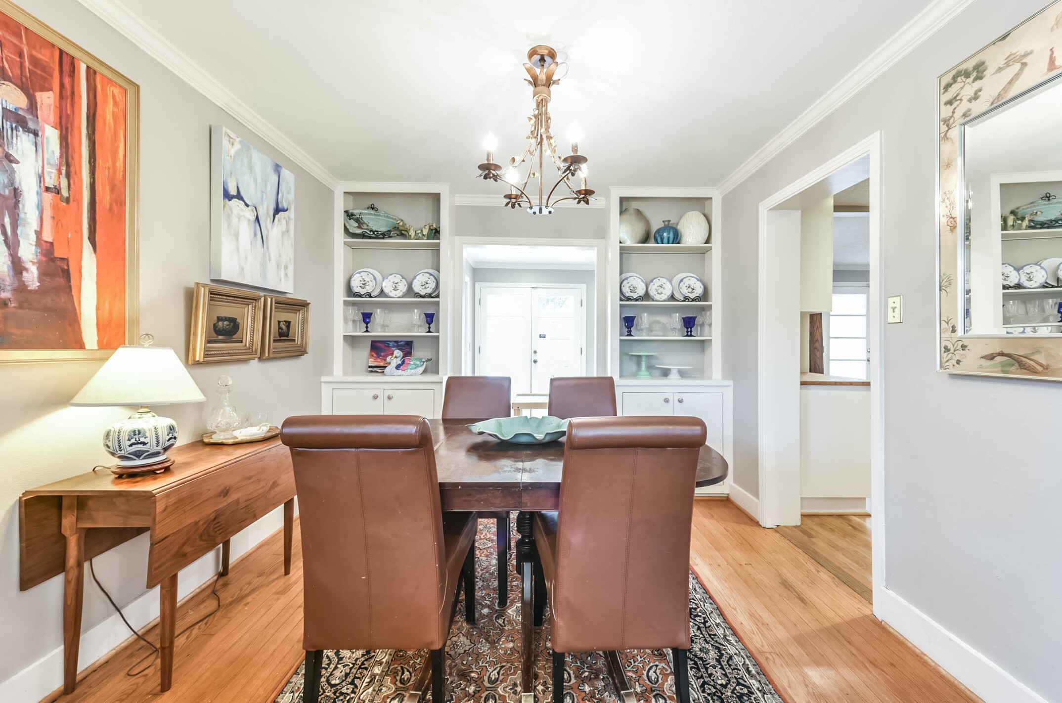 906 Bay Oaks Road Houston, TX 77008 - Photo 9 of 26 The custom built ins provide extra storage space.