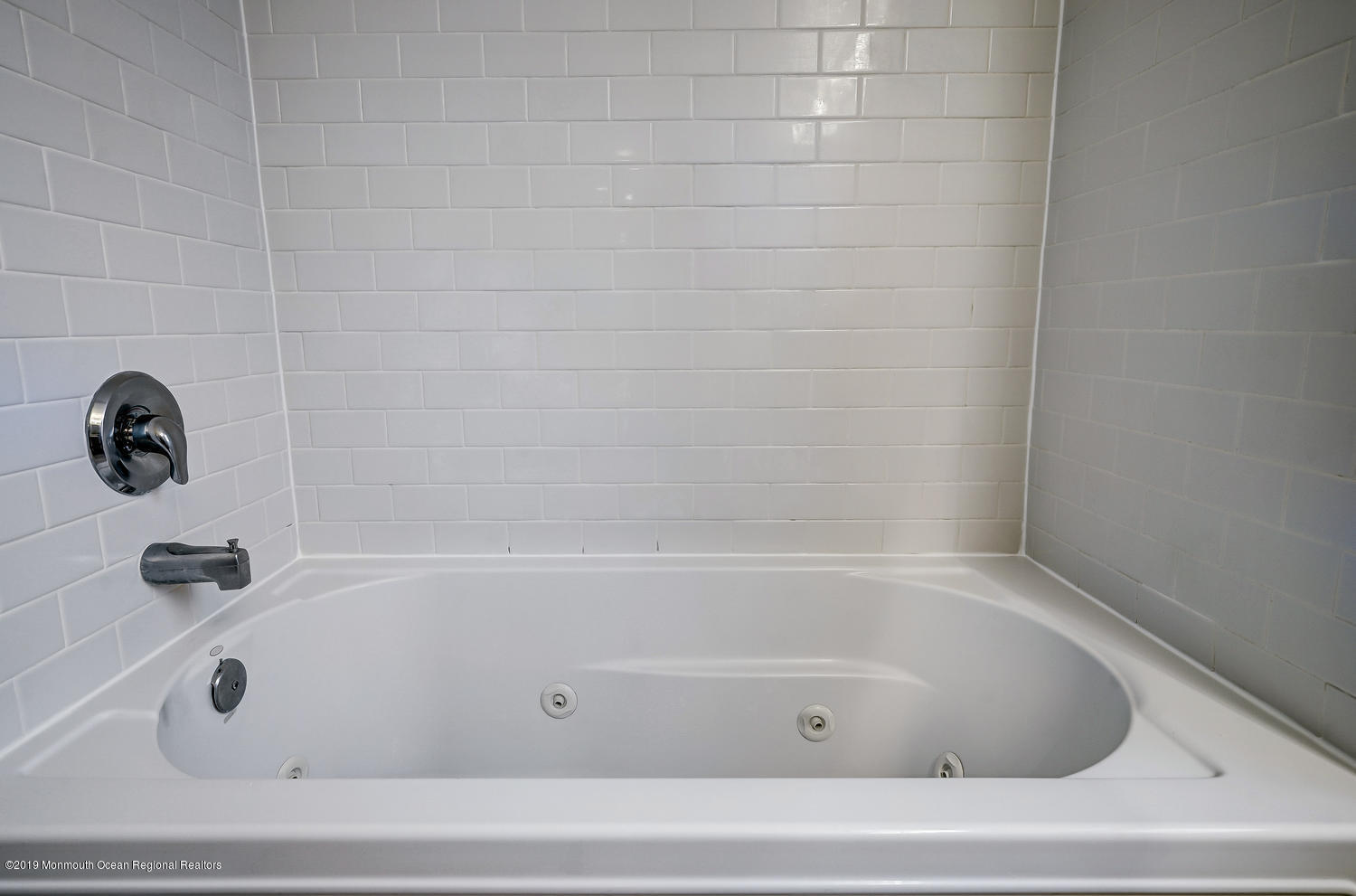 14 Stuyvesant Road Brick, NJ 08723 - Photo 22 of 32 a bathroom with a tub