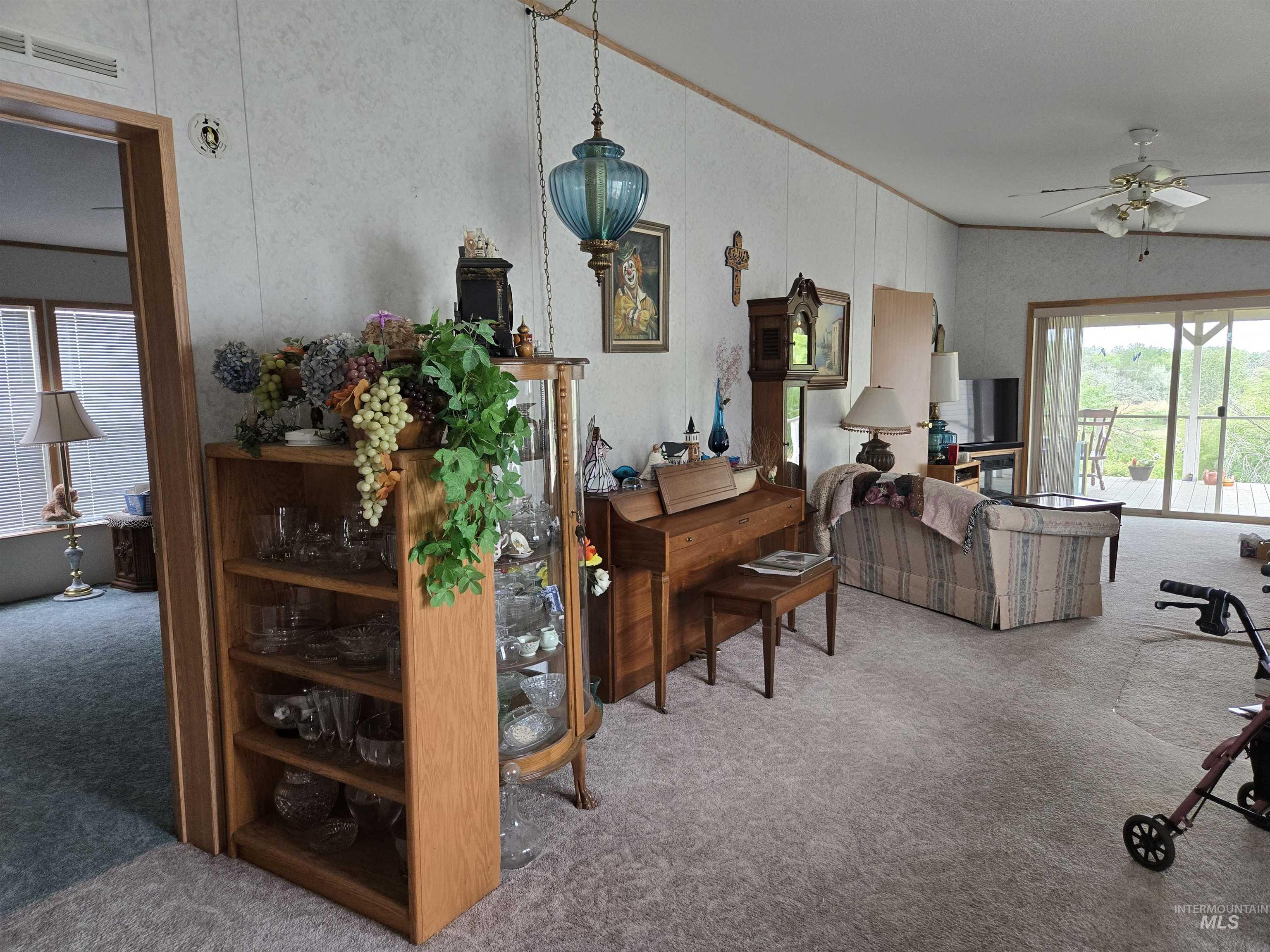 2750 Alden Road, Unit 37 Fruitland, ID 83619 - Photo 14 of 30 Carpeted living room with ceiling fan