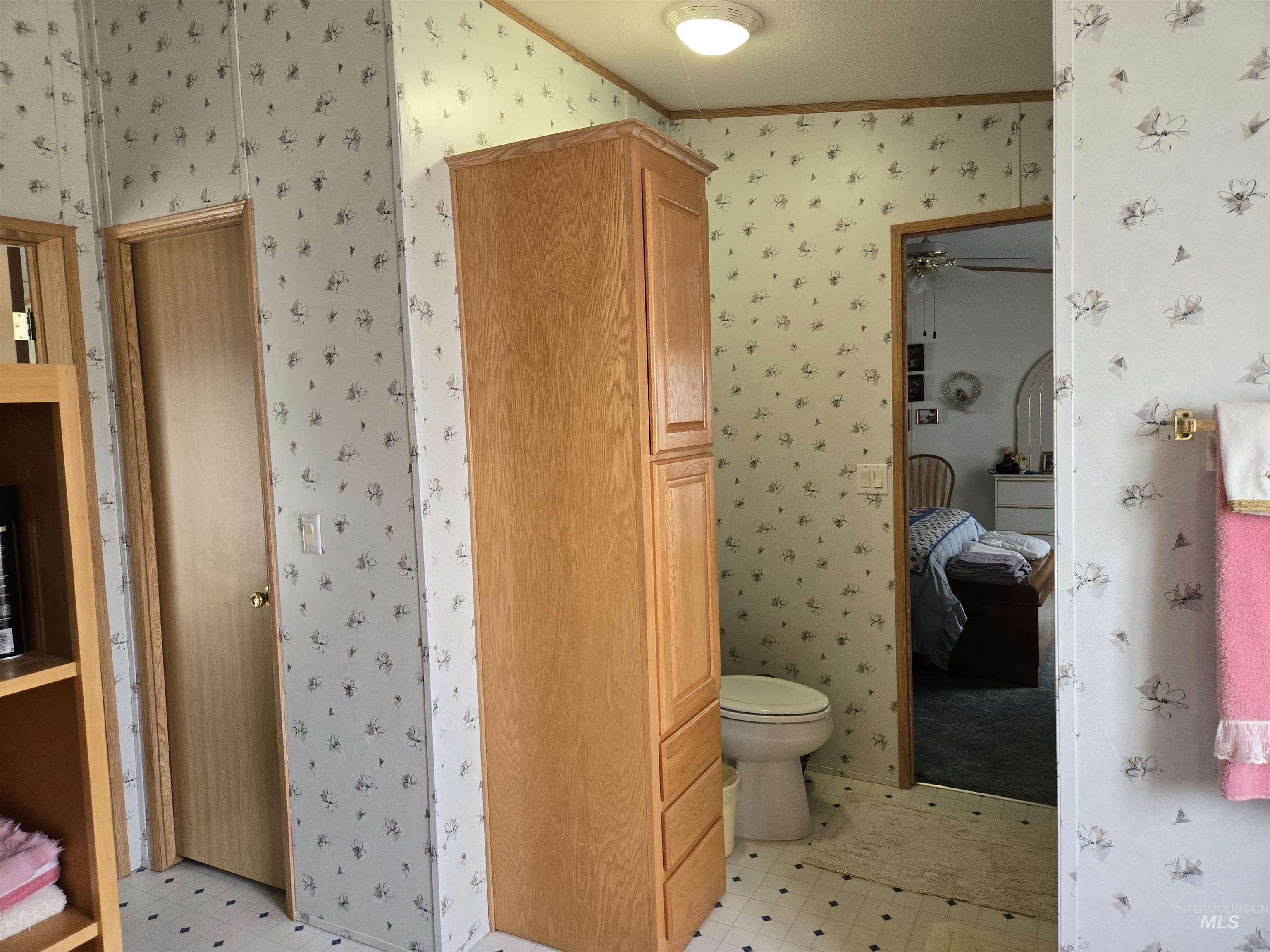 2750 Alden Road, Unit 37 Fruitland, ID 83619 - Photo 18 of 30 Ensuite bathroom featuring wallpapered walls, tile patterned floors, and ornamental molding