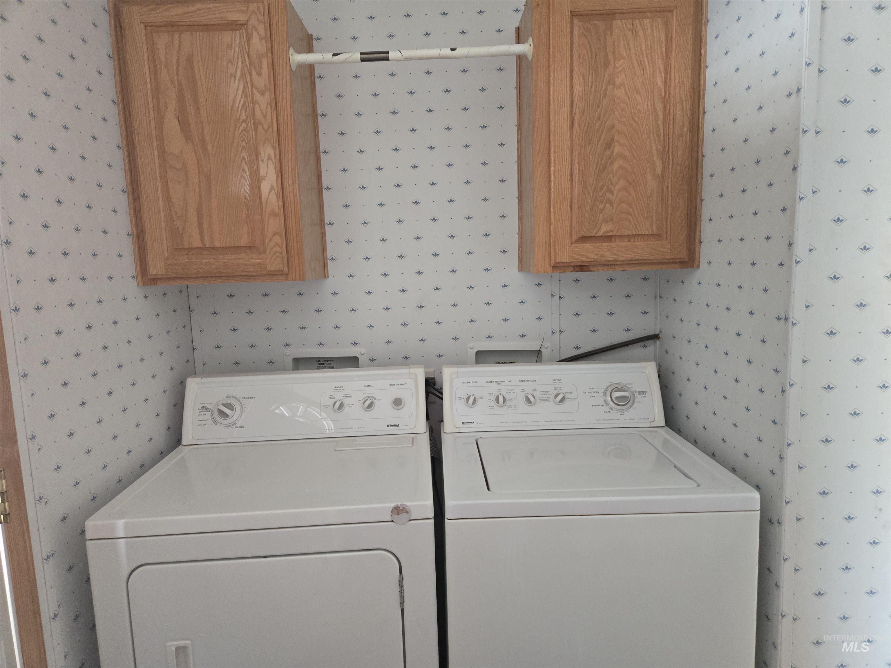 2750 Alden Road, Unit 37 Fruitland, ID 83619 - Photo 25 of 30 Laundry room with wallpapered walls, washer and dryer, and cabinet space