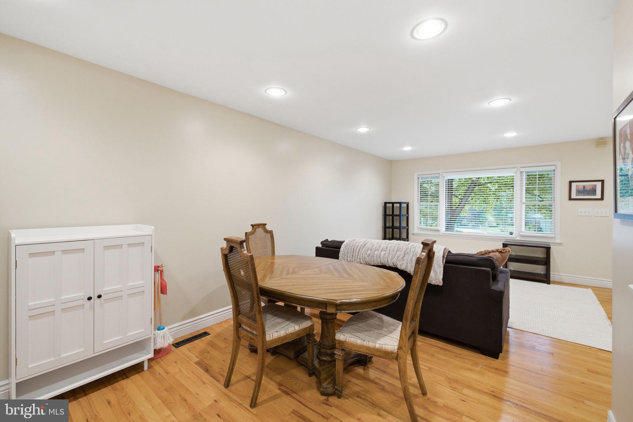 11937 Bayswater Road Gaithersburg, MD 20878 - Photo 9 of 55 Bright and inviting living space.