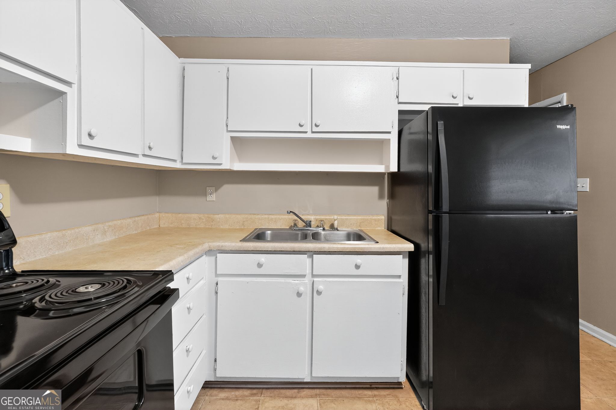 8207 Dunellen Lane Jonesboro, GA 30238 - Photo 13 of 33 a kitchen with a stove and a refrigerator