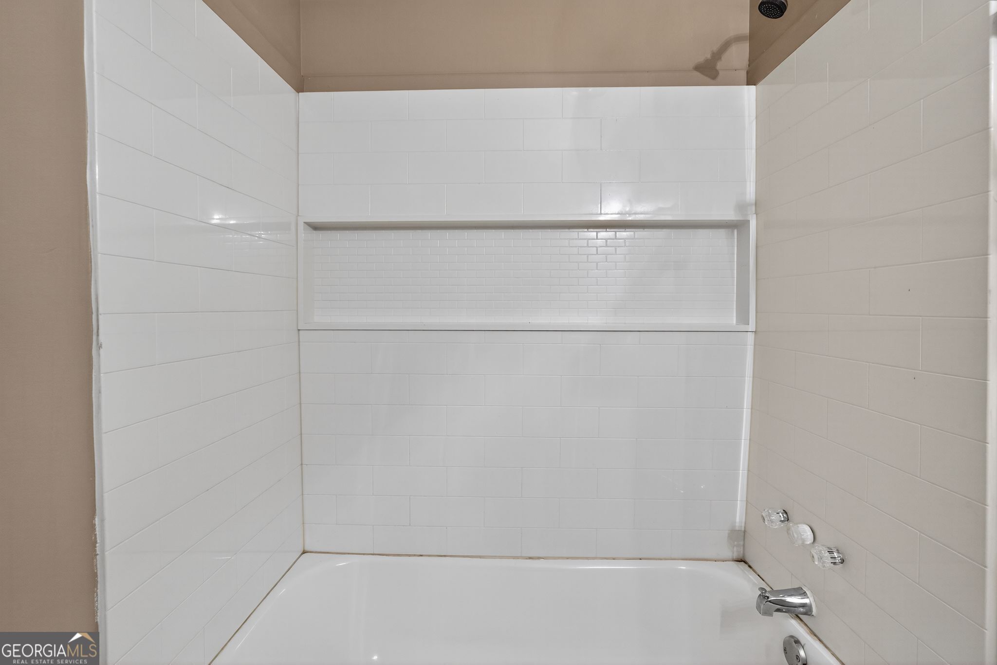 8207 Dunellen Lane Jonesboro, GA 30238 - Photo 28 of 33 a bathroom with a bathtub