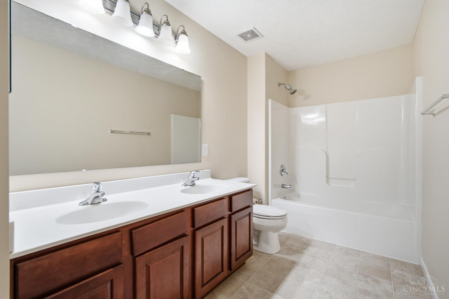 4431 Springfield Lane Mason, OH 45040 - Photo 29 of 52 Hallway bath