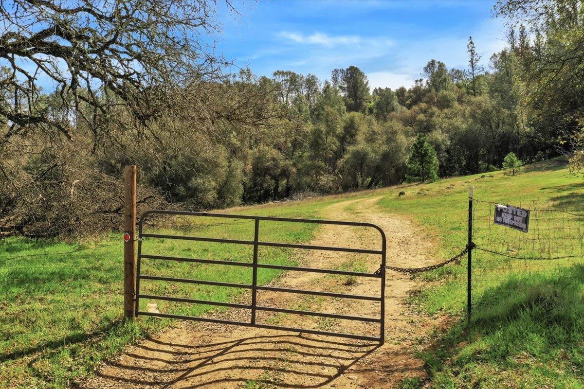 21833 McCourtney Road Grass Valley, CA 95949 - Photo 2 of 40 a view of a tennis court