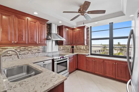 $995,000 | 911 Ocean Drive, Unit 506, Juno Beach, FL 33408