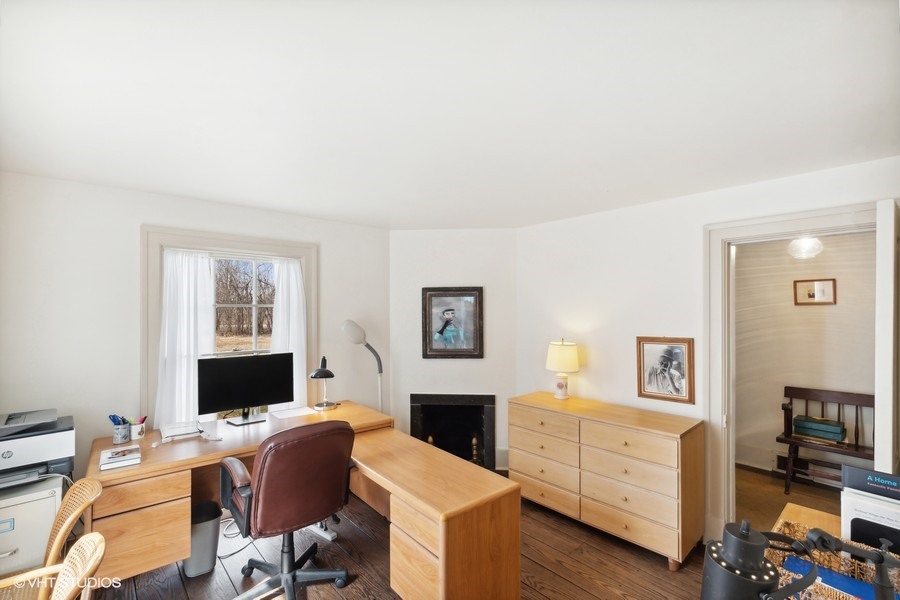 401 Lee Road Northbrook, IL 60062 - Photo 9 of 15 a room with furniture and a flat screen tv