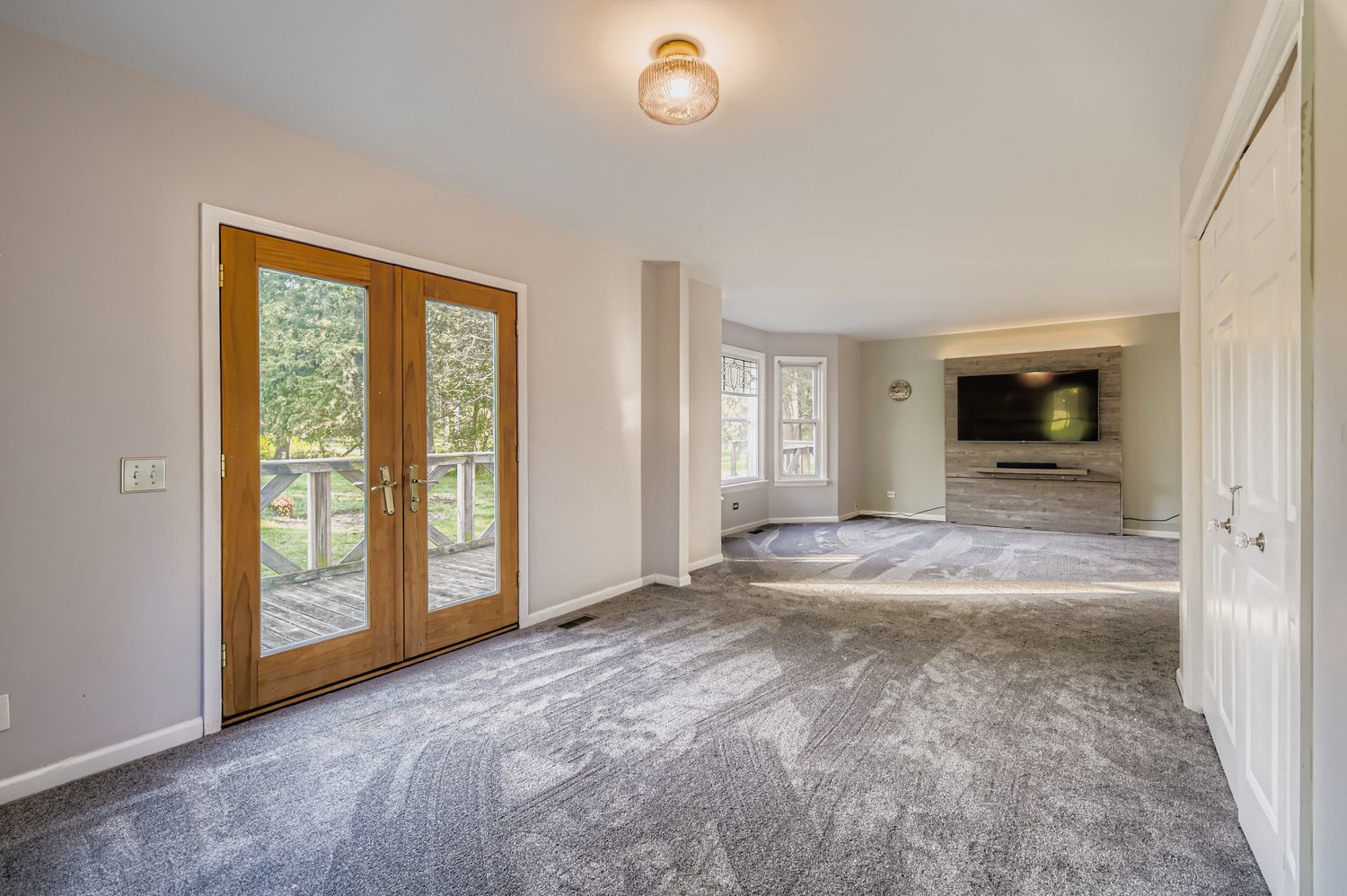 5N460 Hanson Road St. Charles, IL 60175 - Photo 5 of 24 an empty room with windows
