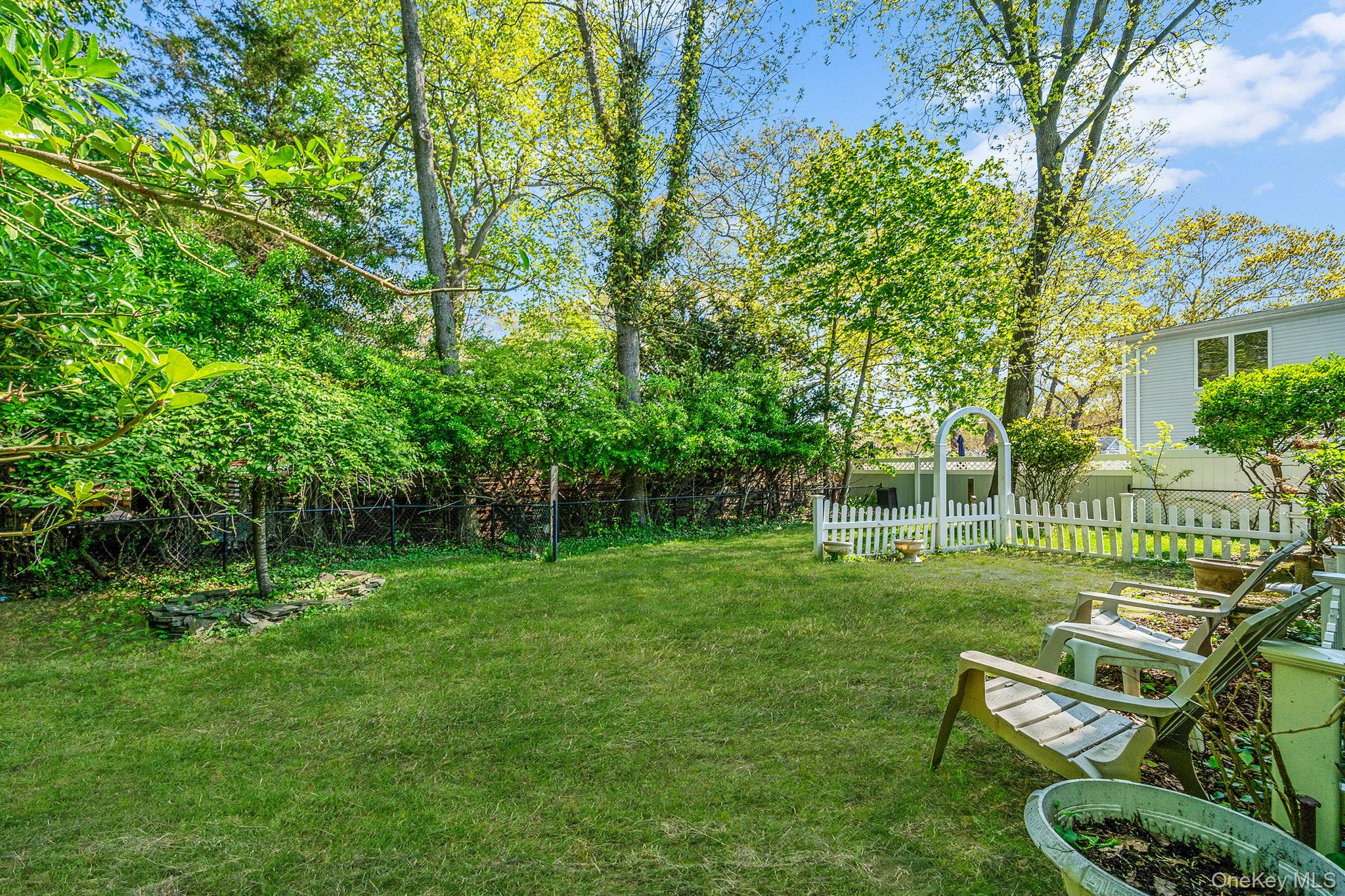 24 Locust Road Wading River, NY 11792 - Photo 32 of 36
