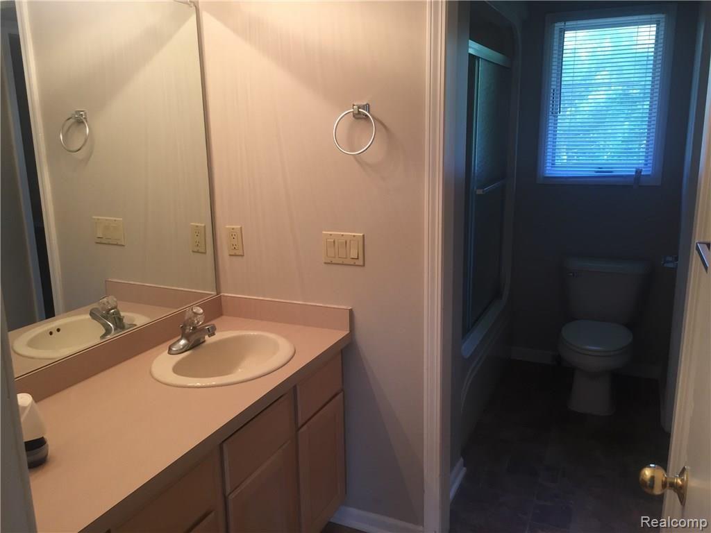 6029 Elizabeth Lake Road Waterford, MI 48327 - Photo 11 of 15