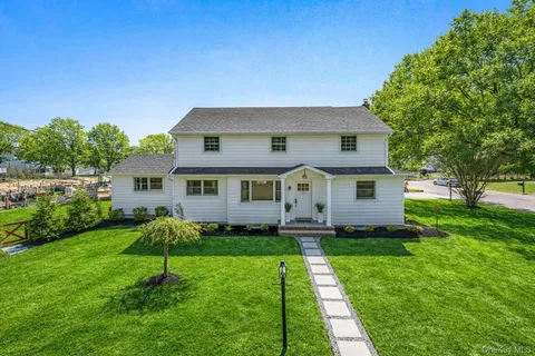 $1,799,000 | 1 Marlin Road, East Quogue, NY 11942