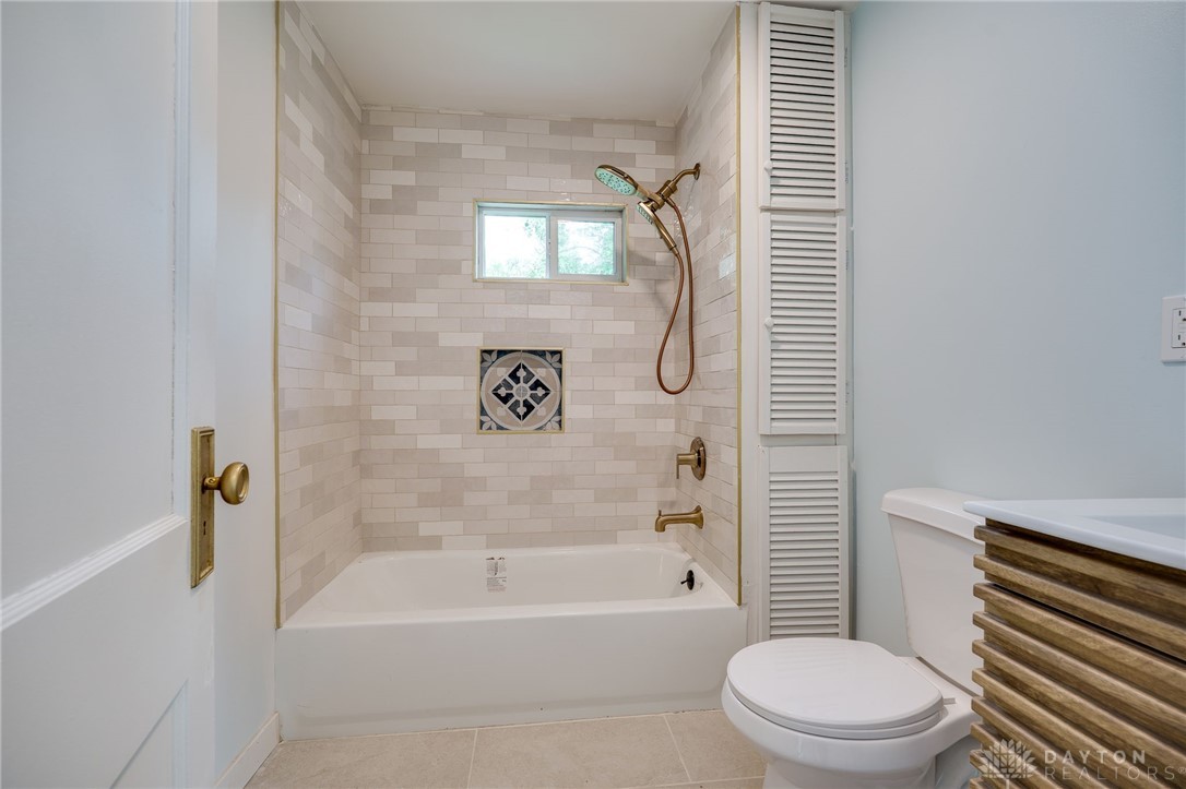 576 Shroyer Road Dayton, OH 45419 - Photo 26 of 50 Upstairs bathroom