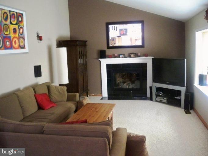 4430 Roundhill Road Alexandria, VA 22310 - Photo 5 of 14 Living Room