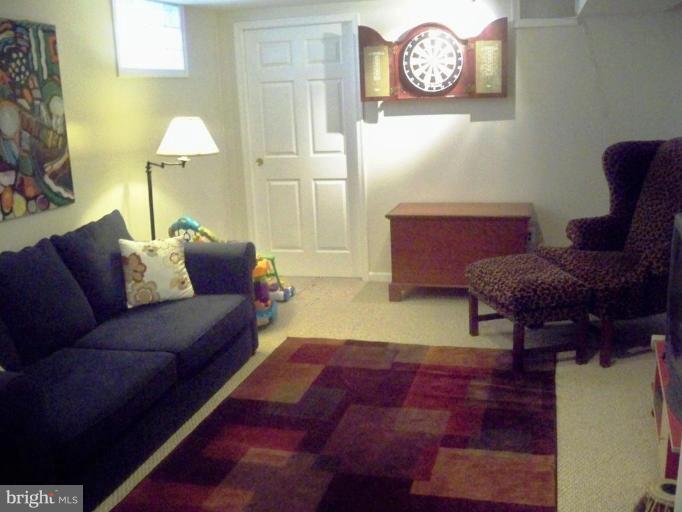 4430 Roundhill Road Alexandria, VA 22310 - Photo 6 of 14 Family Room