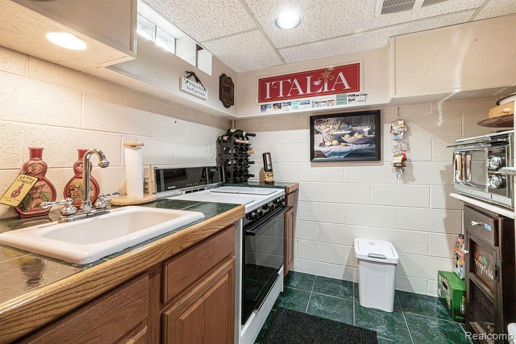 9361 Farmington Road Livonia, MI 48150 - Photo 29 of 39 Gallery Image 29