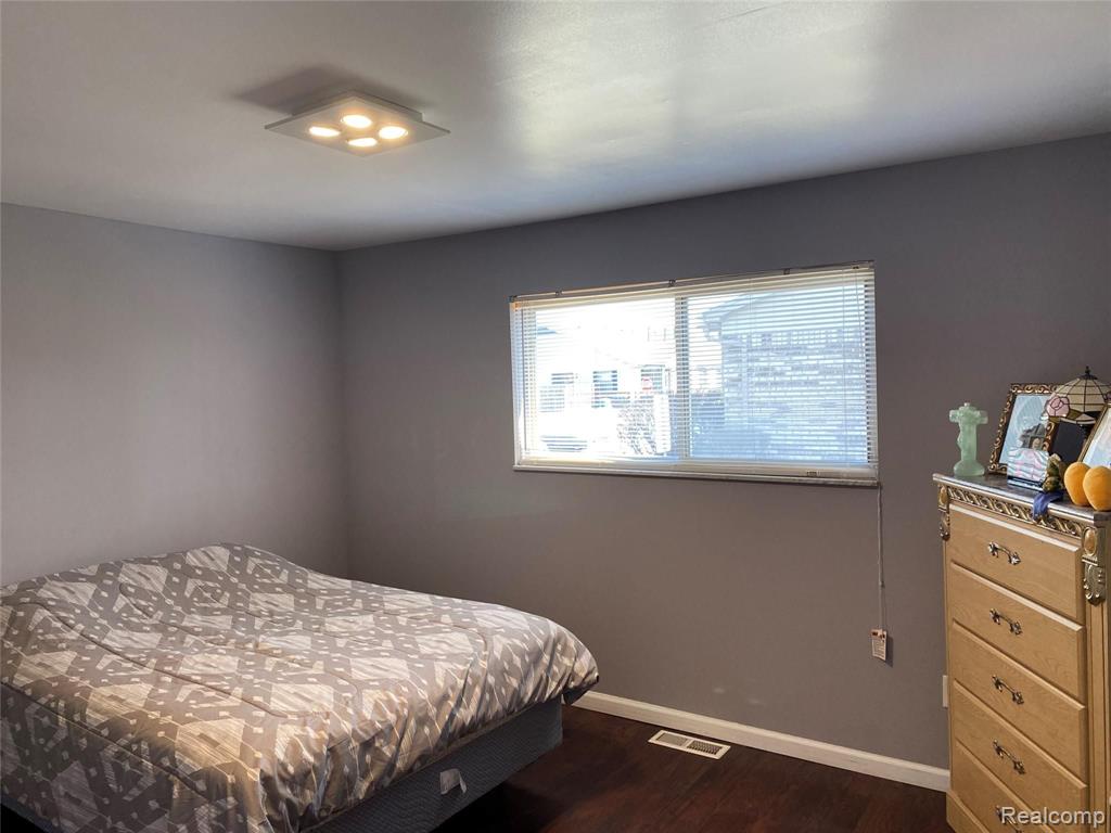 24242 Old Kent Road North Warren, MI 48091 - Photo 14 of 17