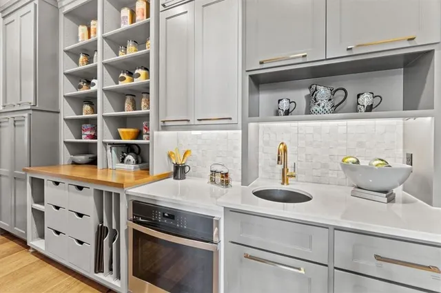 $1,278,490 | 6101 Northwest 58th Street, Kansas City, MO 64151