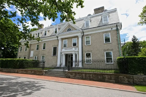 $645,000 | 1 Oakwood Terrace, Unit 7, Newport, RI 02840
