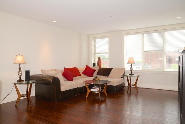 116-128 Rantoul Street, Unit 507 Beverly, MA 01915 - Photo 3 of 13 a living room with furniture and wooden floor