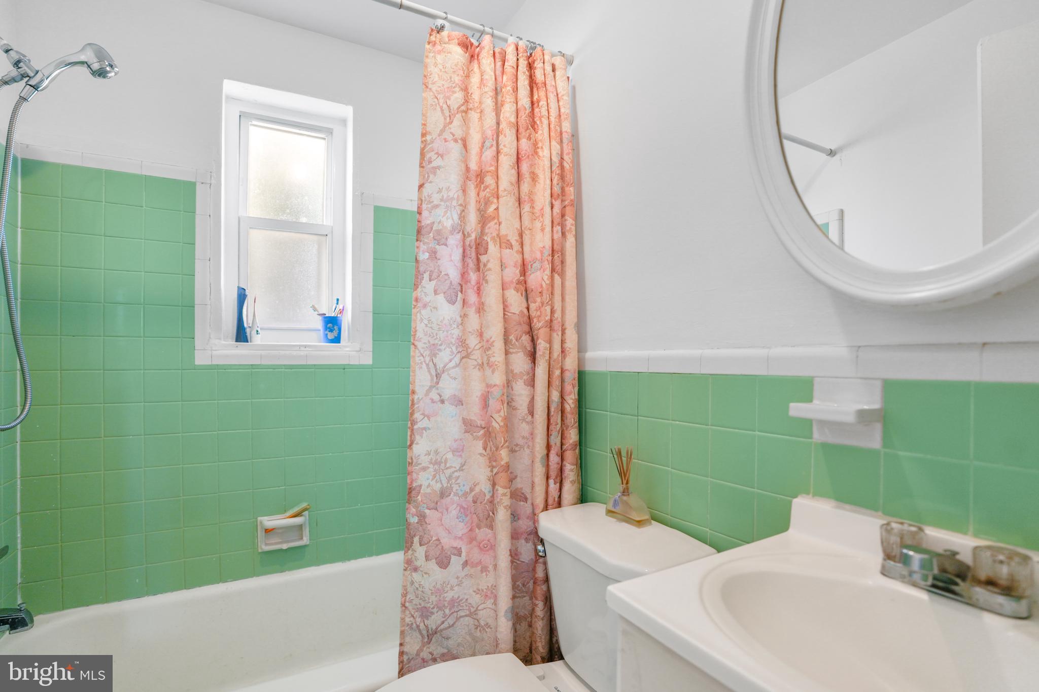 3414 Farthing Drive Silver Spring, MD 20906 - Photo 19 of 23 a bathroom with a sink a toilet and a bathtub