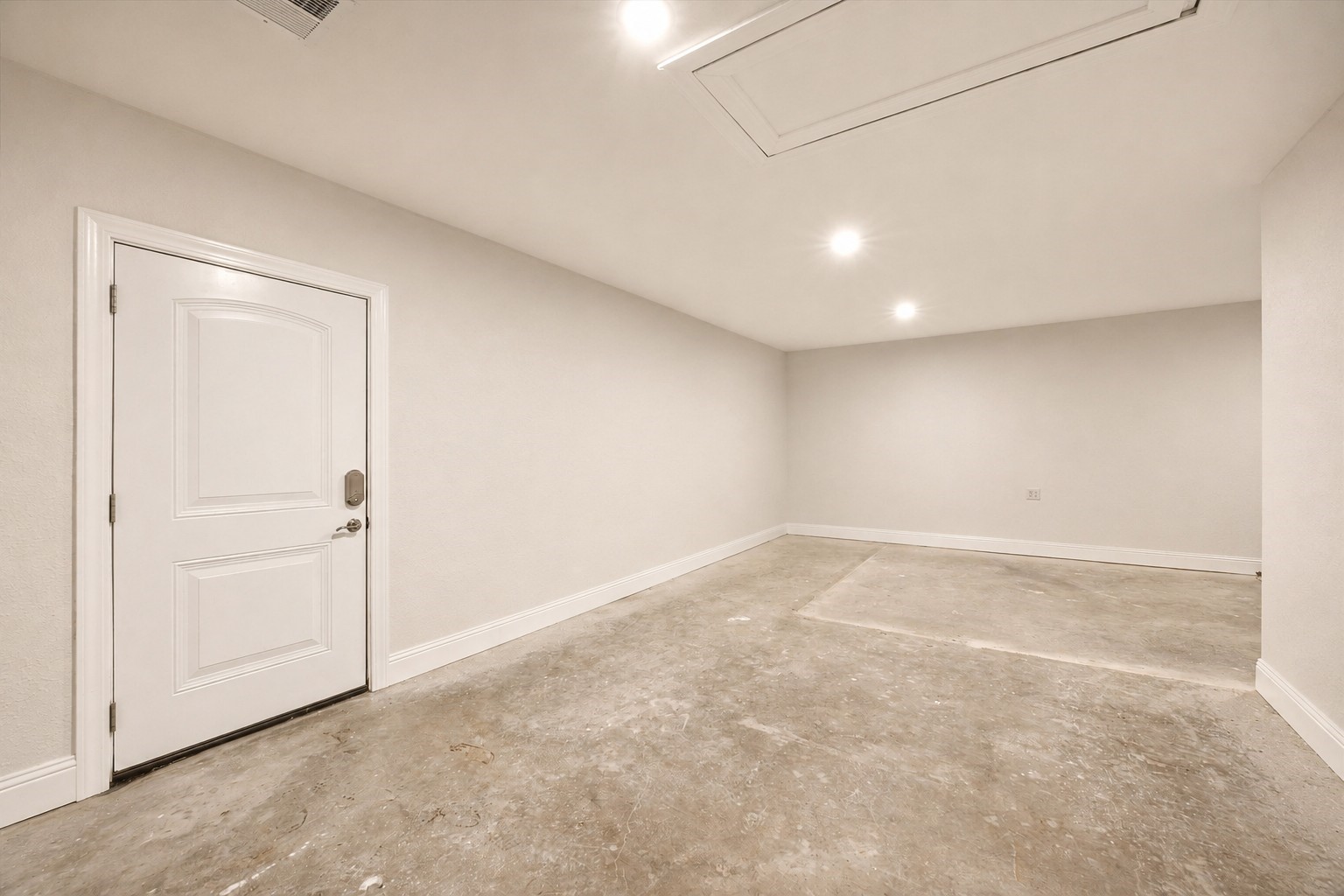 5 Tree Frog Drive Houston, TX 77074 - Photo 18 of 25 an empty room with an entryway