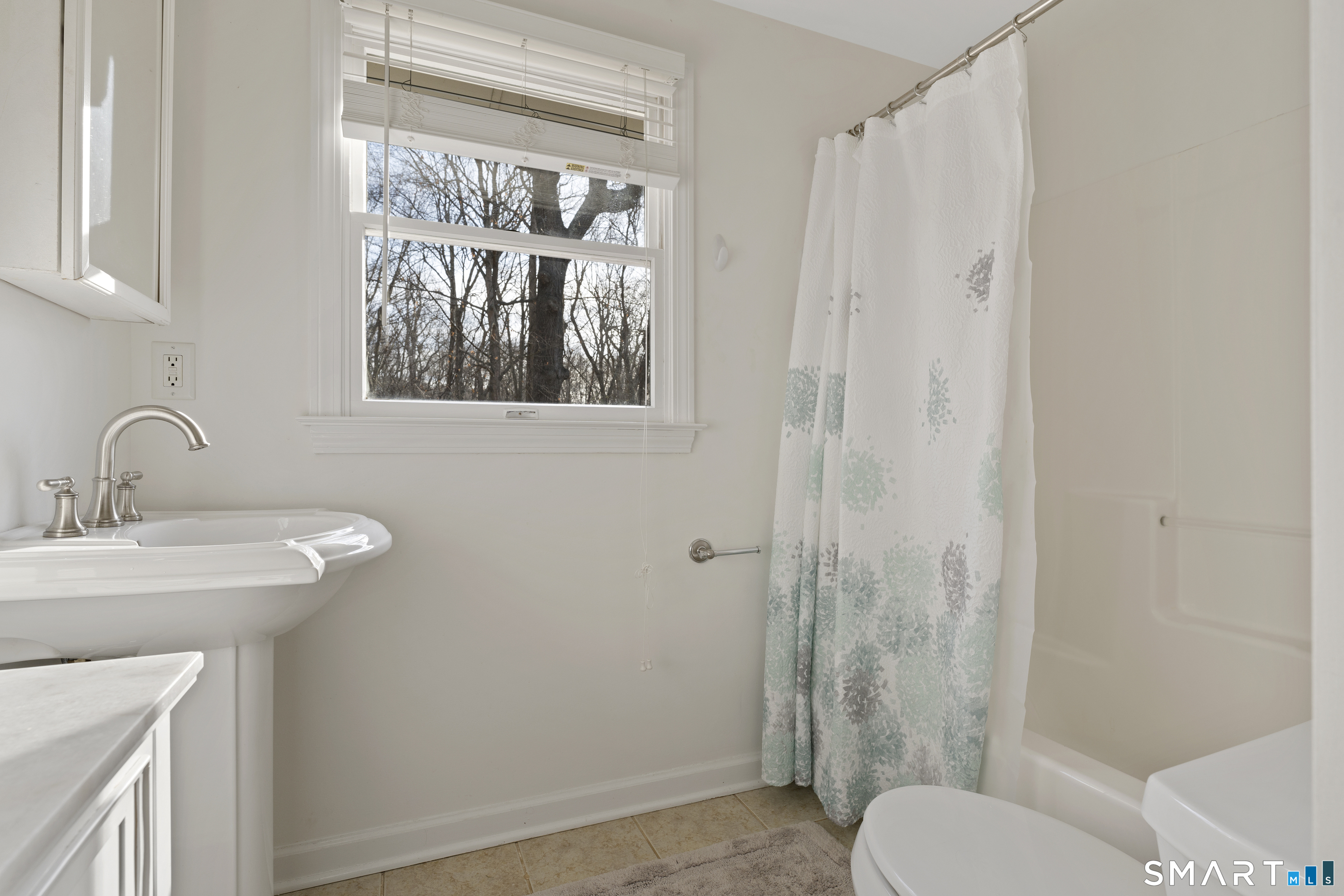 1091 Boston Post Road Madison, CT 06443 - Photo 14 of 17 The hallway full bath.