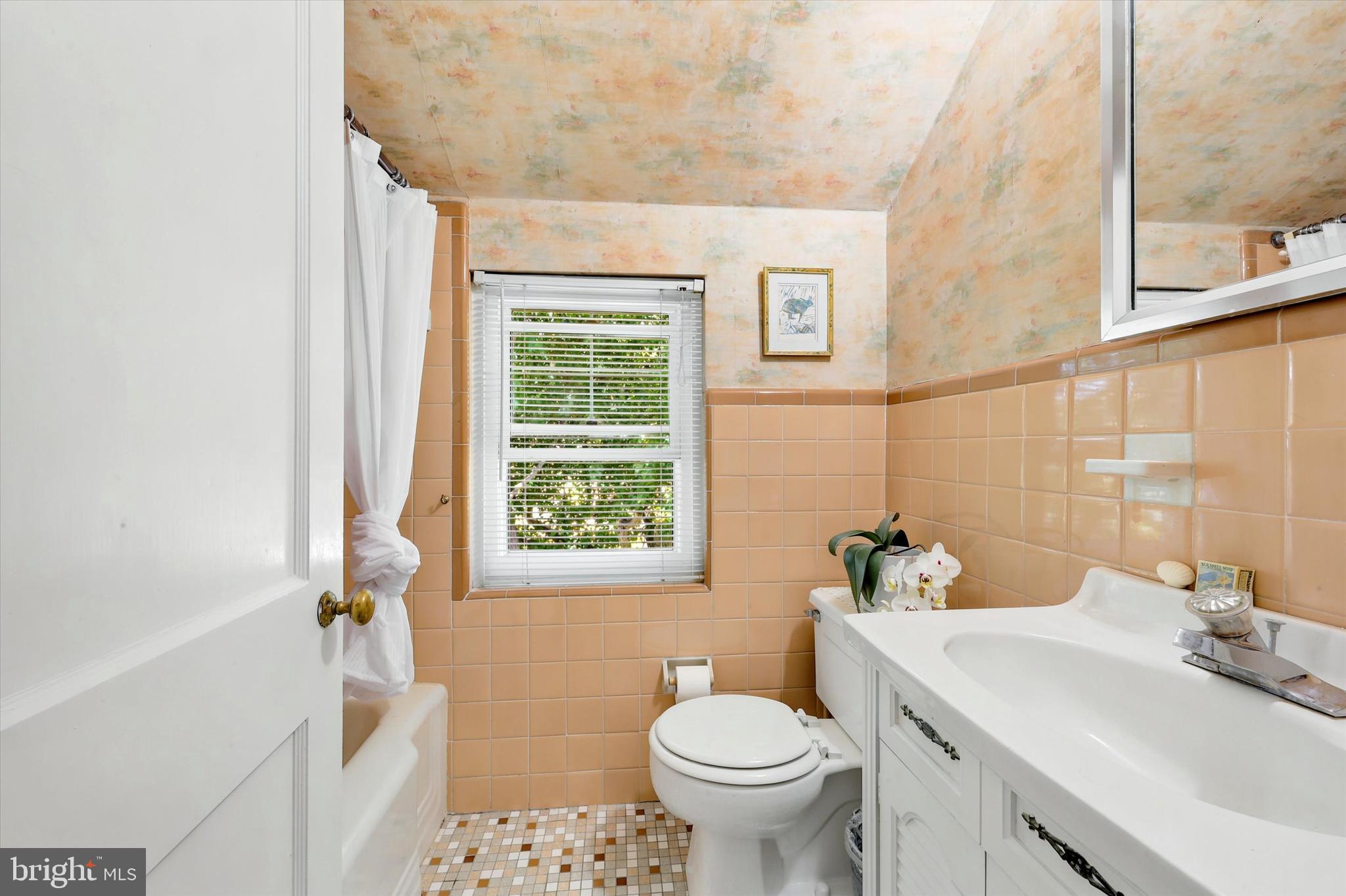114 Rambling Way Springfield, PA 19064 - Photo 26 of 43 Hall Bathroom with Tub Shower