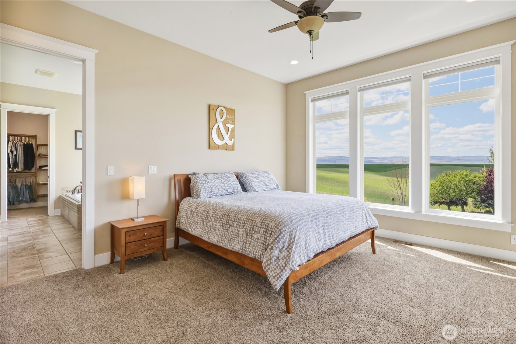 167 Rawhide Road Walla Walla, WA 99362 - Photo 14 of 40 a spacious bedroom with a bed and a large window