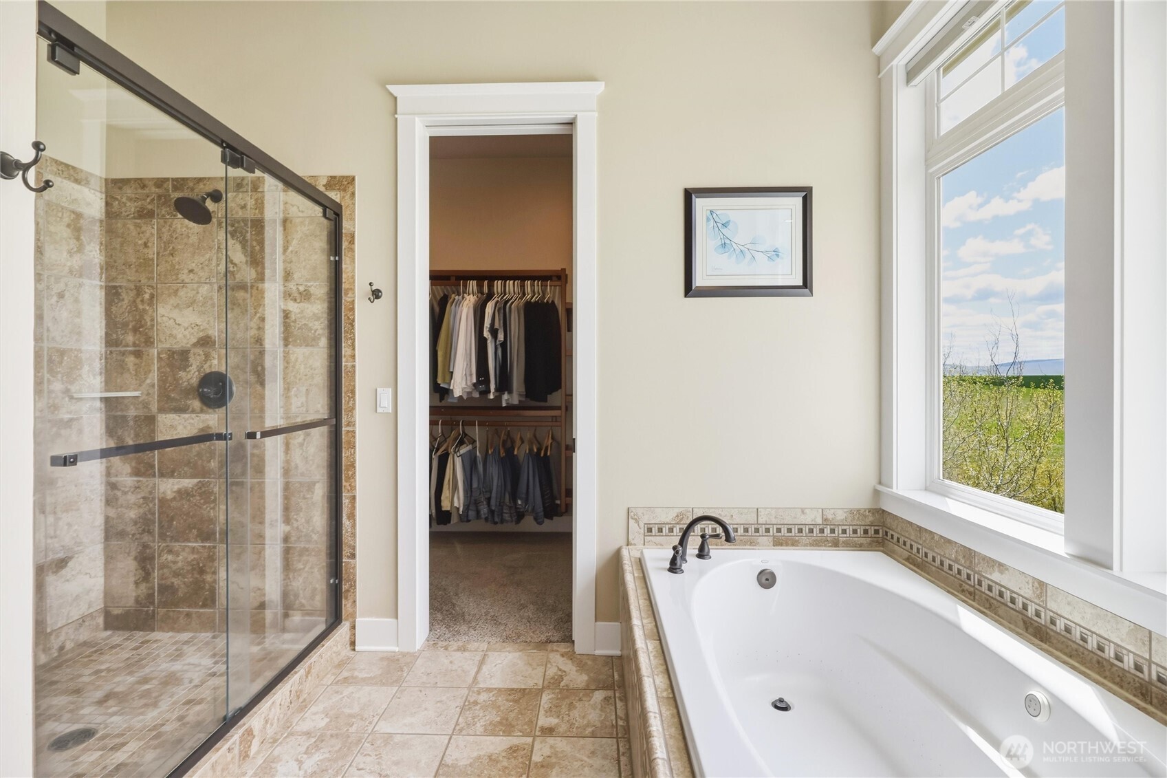 167 Rawhide Road Walla Walla, WA 99362 - Photo 18 of 40 a bathroom with a tub a sink and a shower