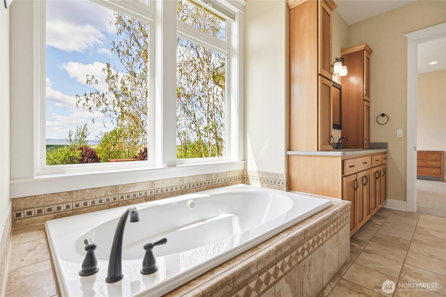 167 Rawhide Road Walla Walla, WA 99362 - Photo 19 of 40 a bathroom with a tub sink and mirror