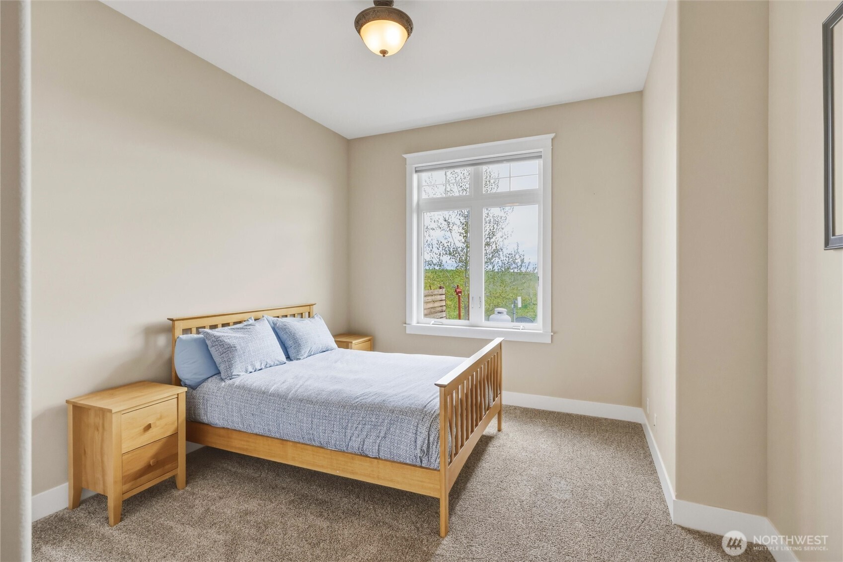 167 Rawhide Road Walla Walla, WA 99362 - Photo 23 of 40 a bedroom with a bed and a window