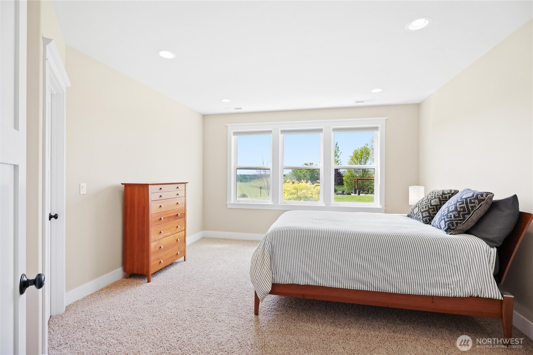 167 Rawhide Road Walla Walla, WA 99362 - Photo 29 of 40 a bedroom with a bed and a window