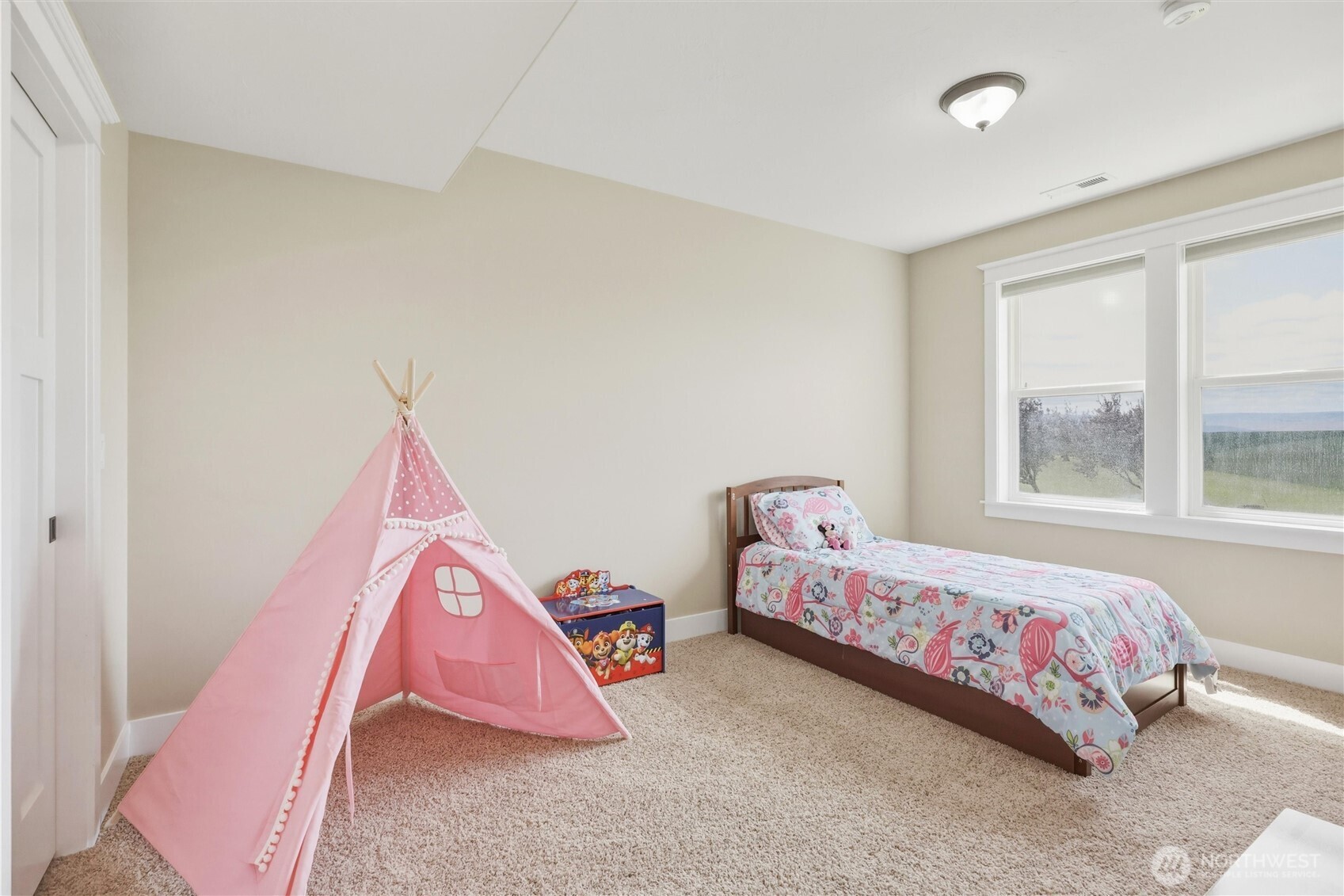 167 Rawhide Road Walla Walla, WA 99362 - Photo 31 of 40 a bedroom with a bed and a window