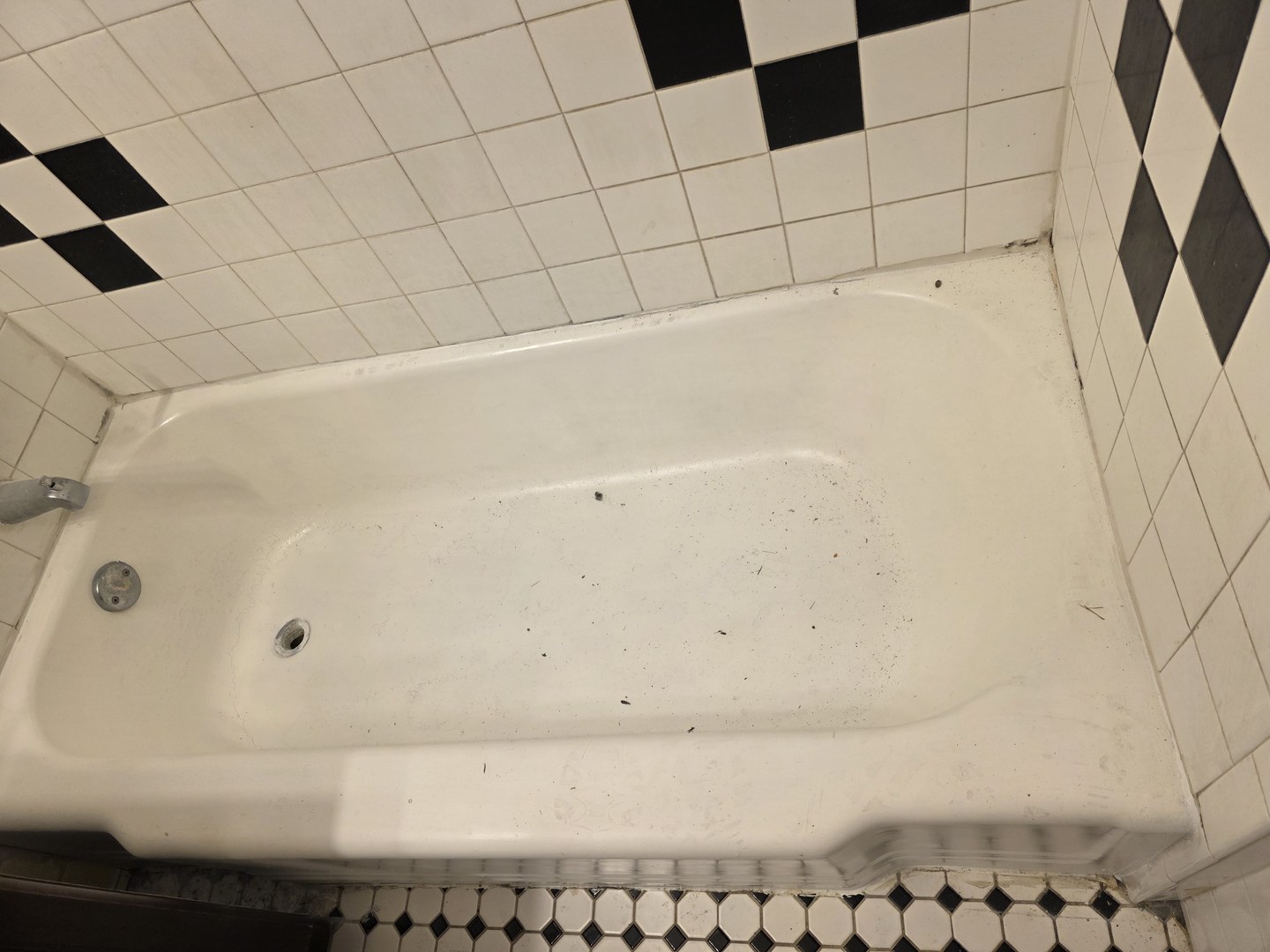 311 Memorial Drive, Unit 1 Calumet City, IL 60409 - Photo 2 of 7 a bathroom with a bathtub