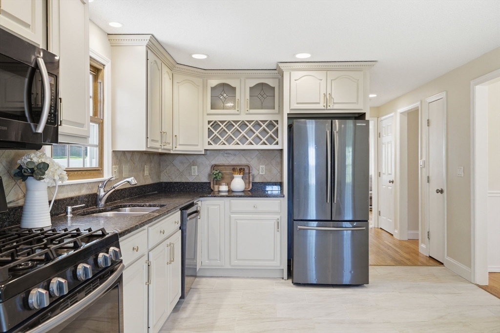 100 Beacon Hill Road West Springfield, MA 01089 - Photo 3 of 24