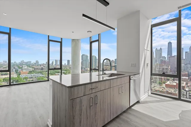 $3,899 | 808 North Cleveland Avenue, Unit 2101, Chicago, IL 60610