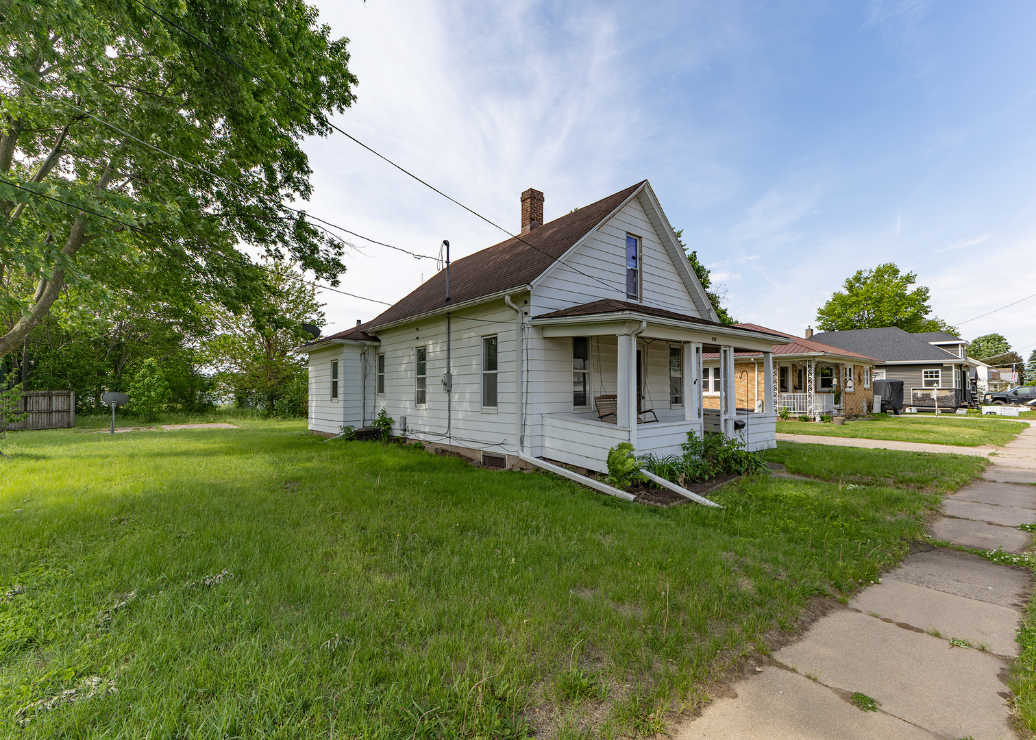 918 16th Avenue Fulton, IL 61252 - Photo 2 of 20 a front view of a house with a garden