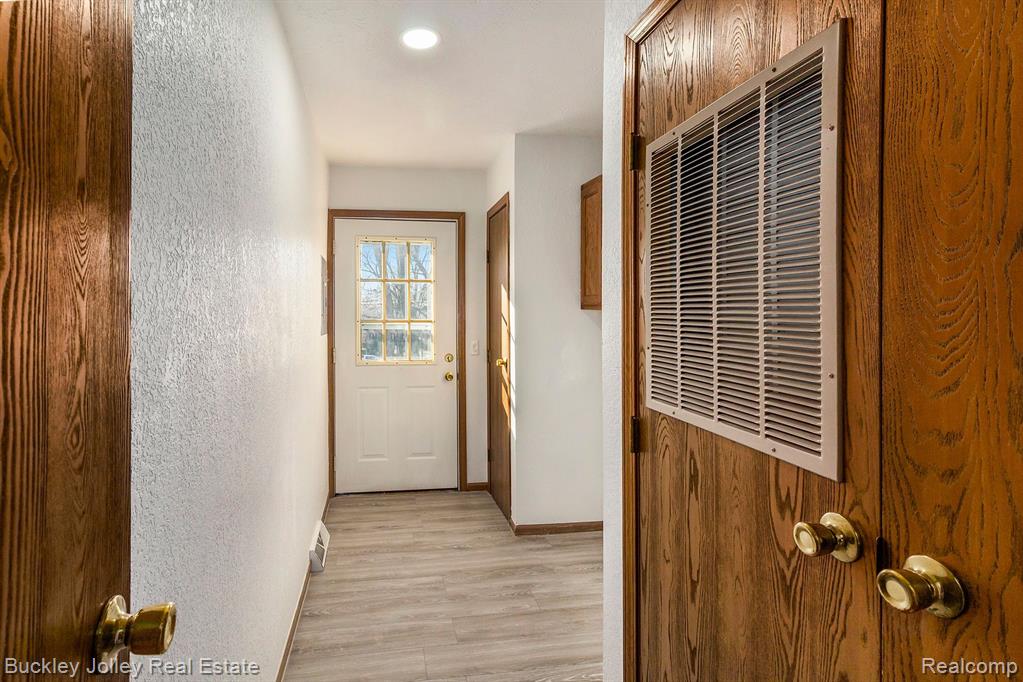915 Oakcrest Road Howell, MI 48843 - Photo 18 of 23