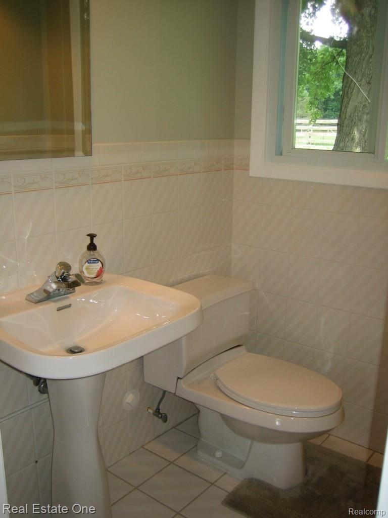 9910 Ellis Road Clarkston, MI 48348 - Photo 13 of 32 HALF BATH