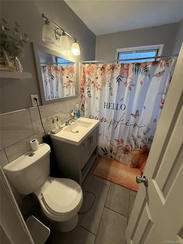 $699,999 | 443 Howe Avenue | Castle Hill